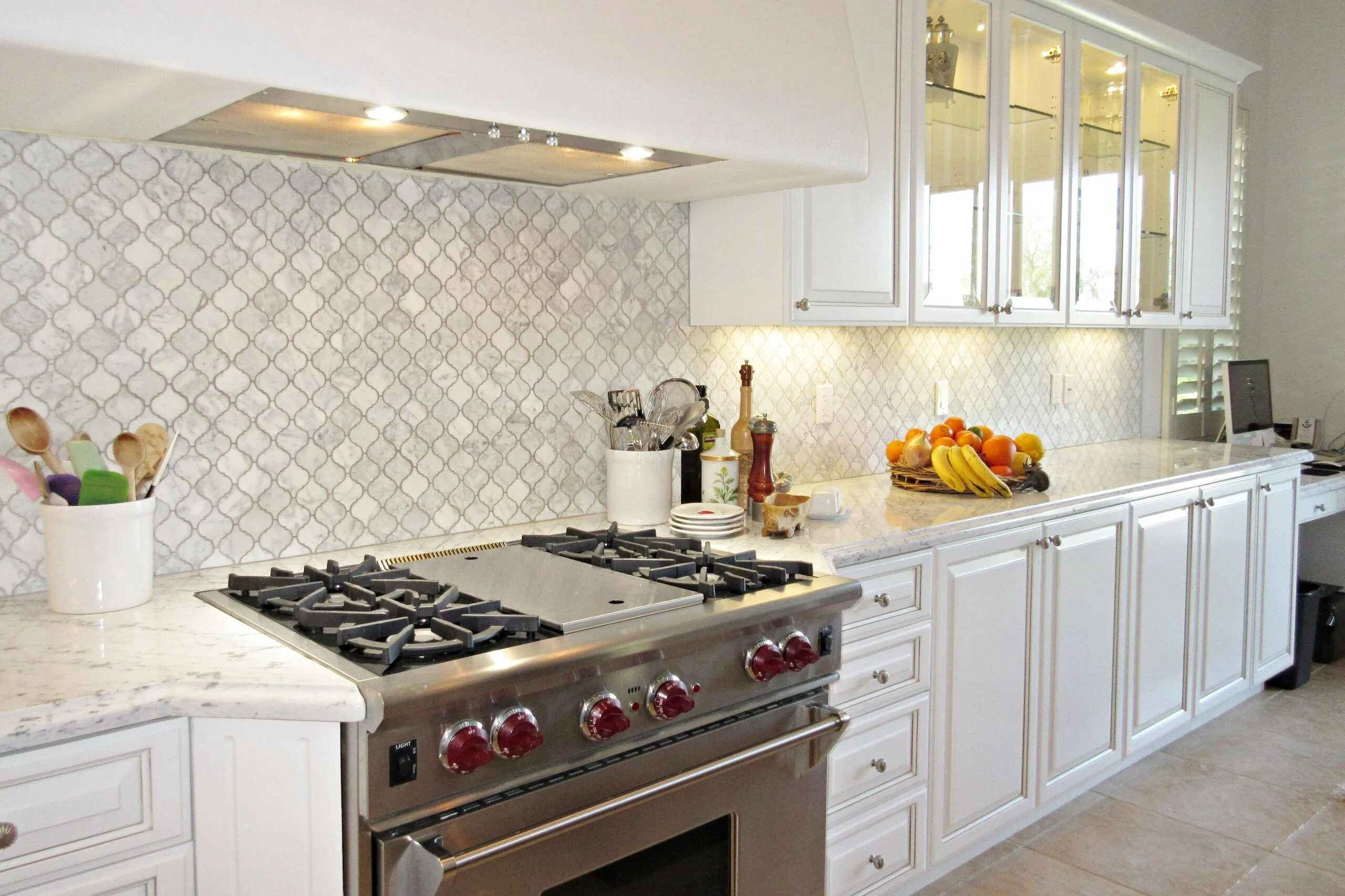 Плитка на фартук фото в интерьере. Плитка backsplash арабеск. фартук для кухни из плитки. бежевая плитка на фартук. белая кухня с фартуком арабеска.