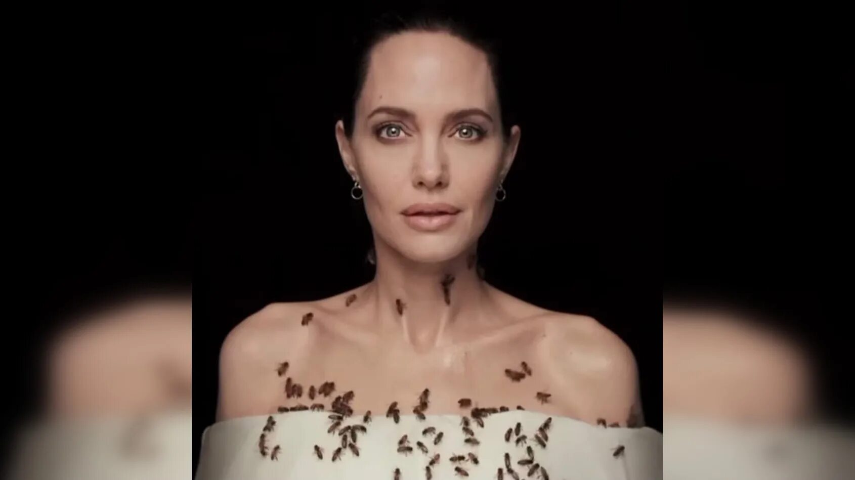 Анджелина Джоли и осы. Анджелина Джоли реклама с пчелами. Джоли фотосессия с пчелами.
