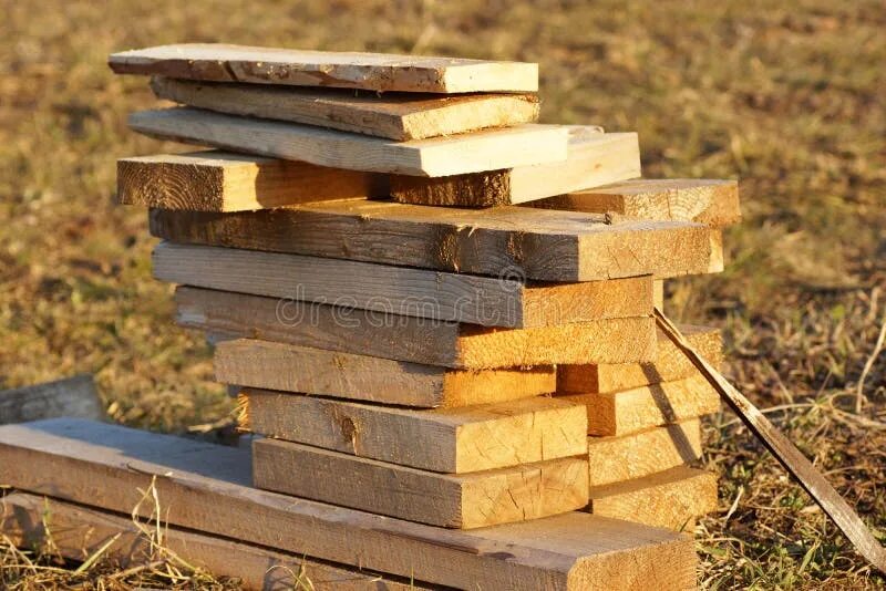 Штабель из досок. Стройматериалы дерево. Две сложенные доски. Штабель досок. Доски сложенные.