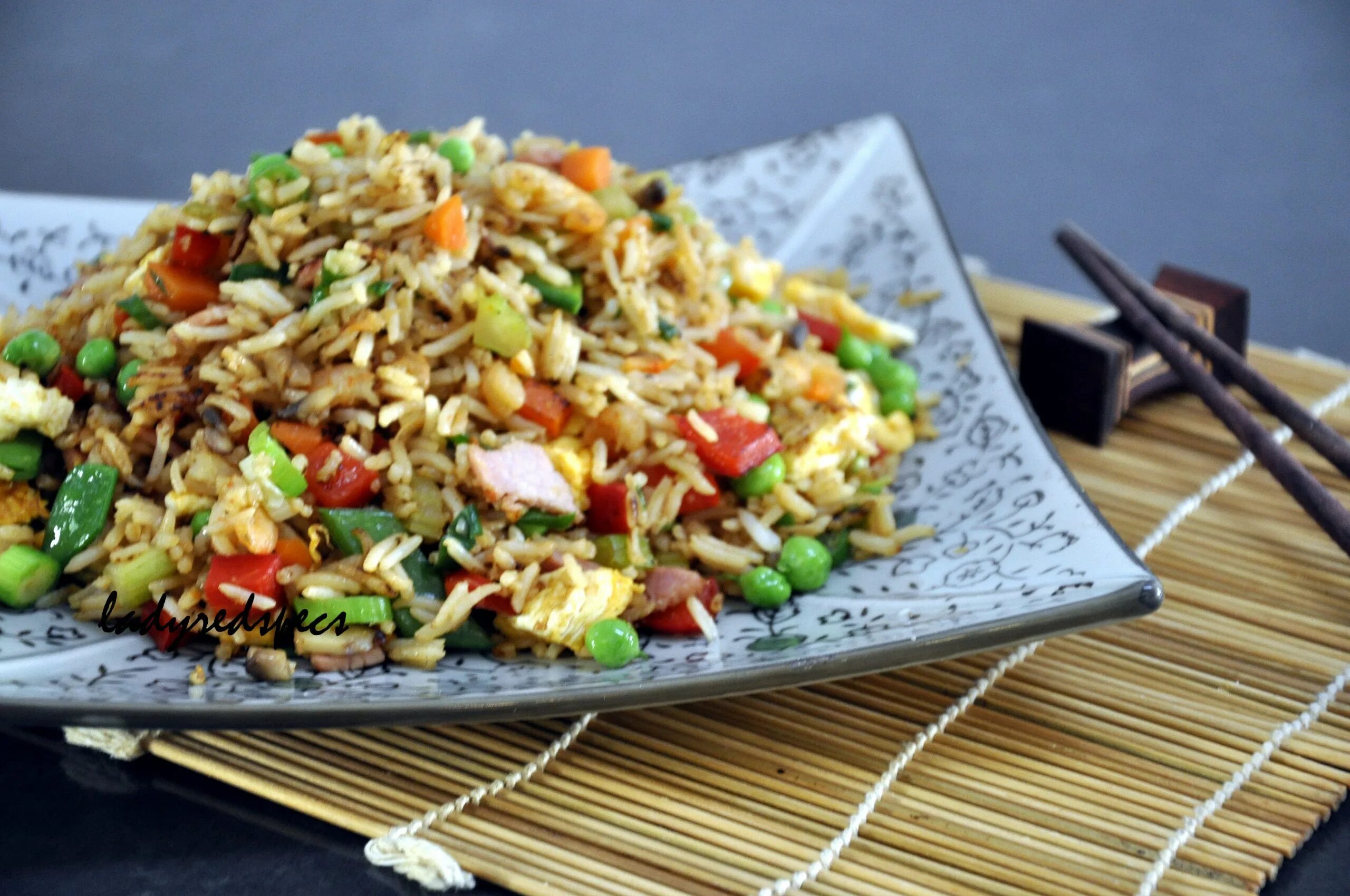 Как приготовить жареный рис по китайски. Chinese Fried Rice. Vegetable Fried Rice. Жареный рис. Жареный рис по-вьетнамски.