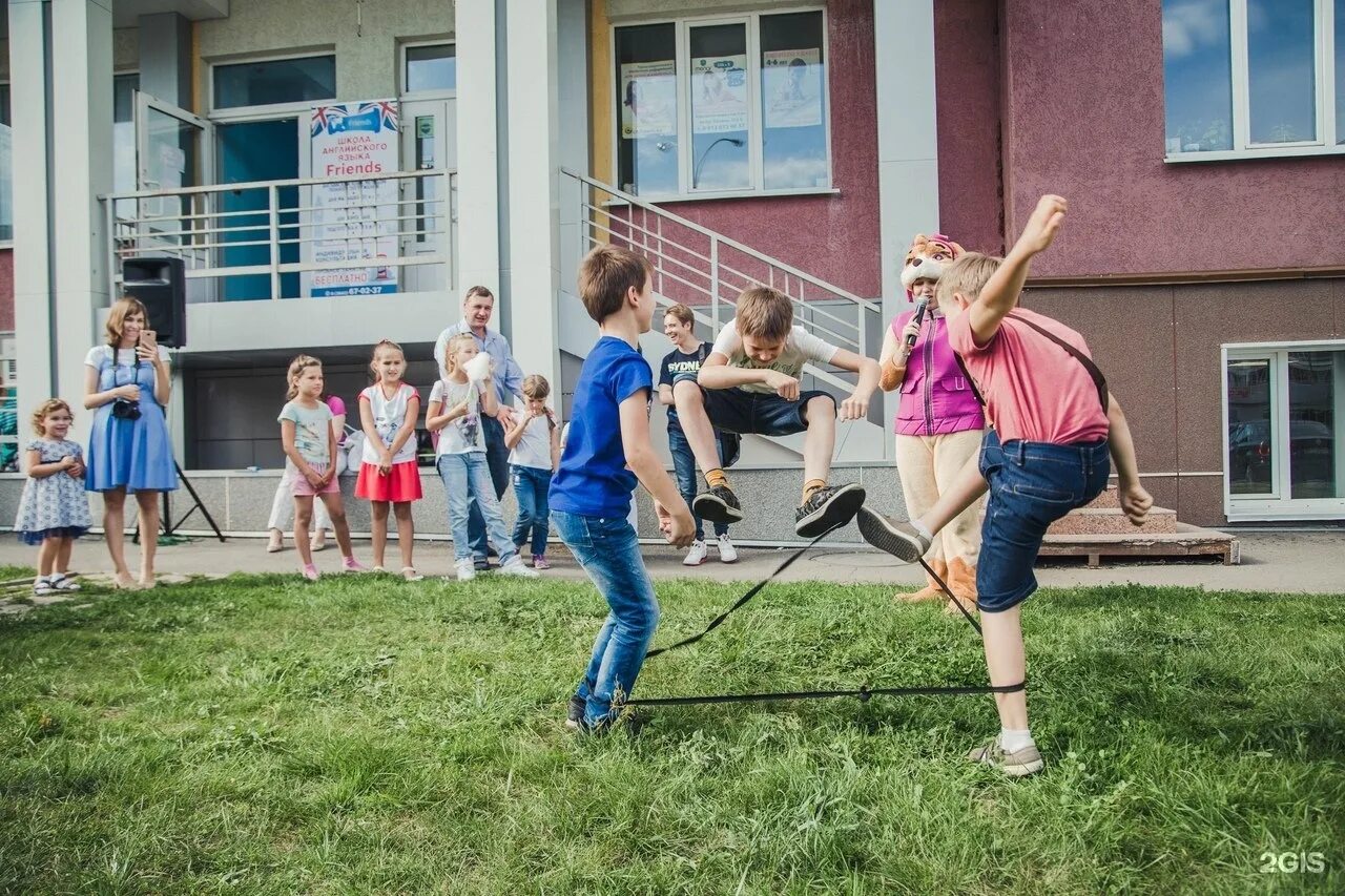 Друзья в школе. Школа френдс Кемерово. Фото друзей в школе. Friends английская школа.