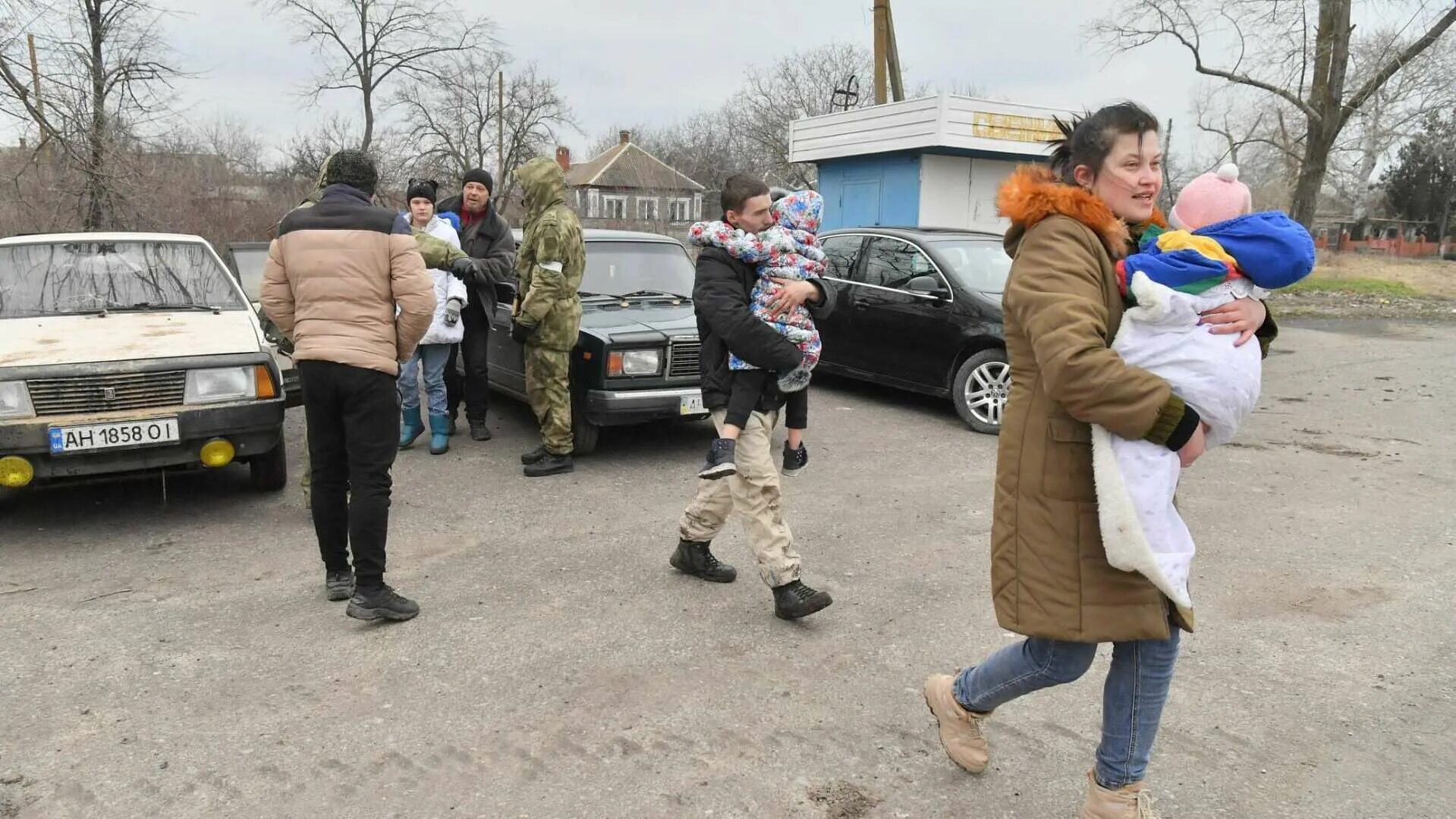 Ситуация на украине 06.03 2024. Мариуполь беженцы. Украинские беженцы. Беженцы на Украине в городе Мариуполь. Эвакуируемые дети из Мариуполя.
