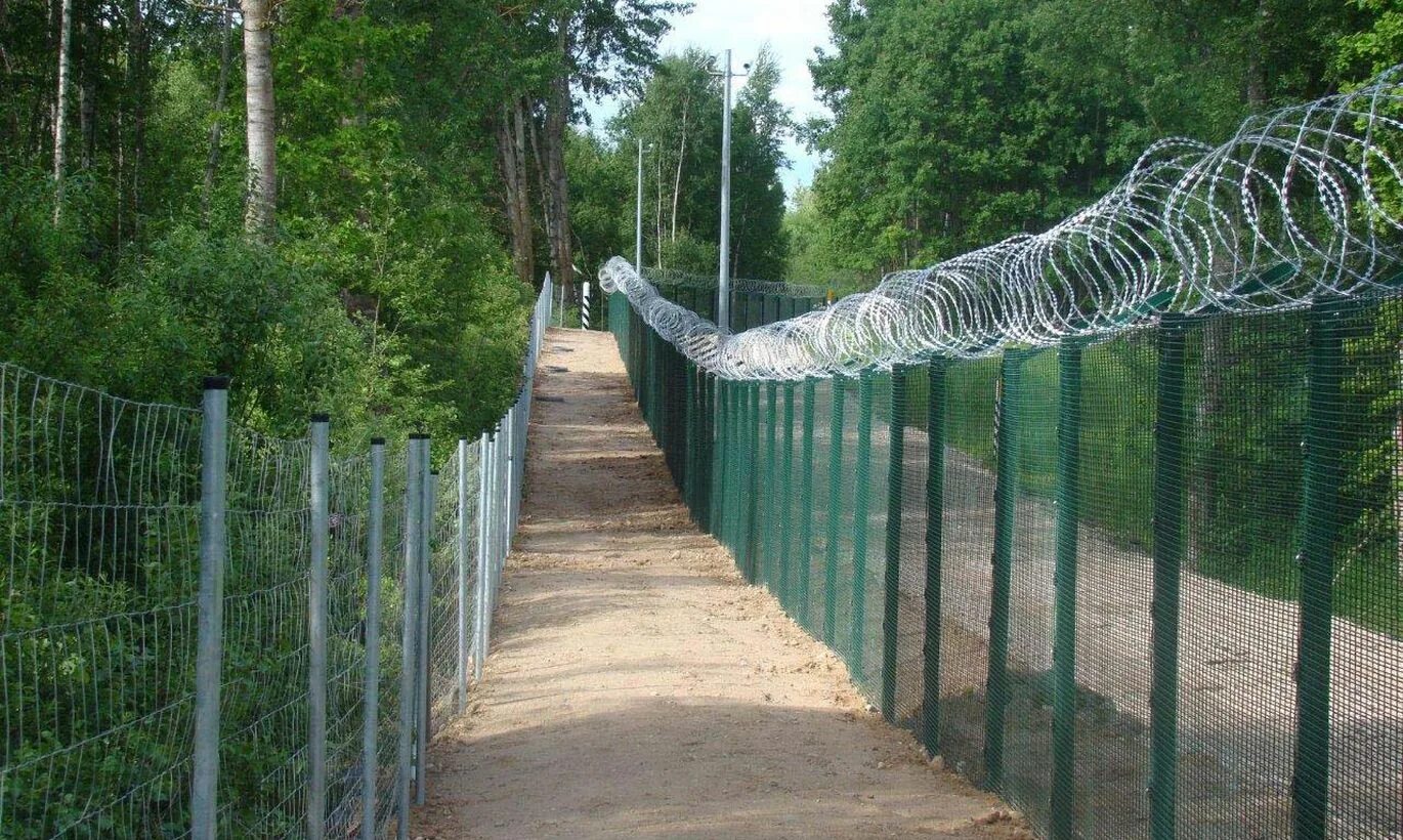 Пограничный забор россии и латвии. Забор на границе. Белорусско-литовская граница граница. Забор финляндия на границе с россией. Стена на границе.