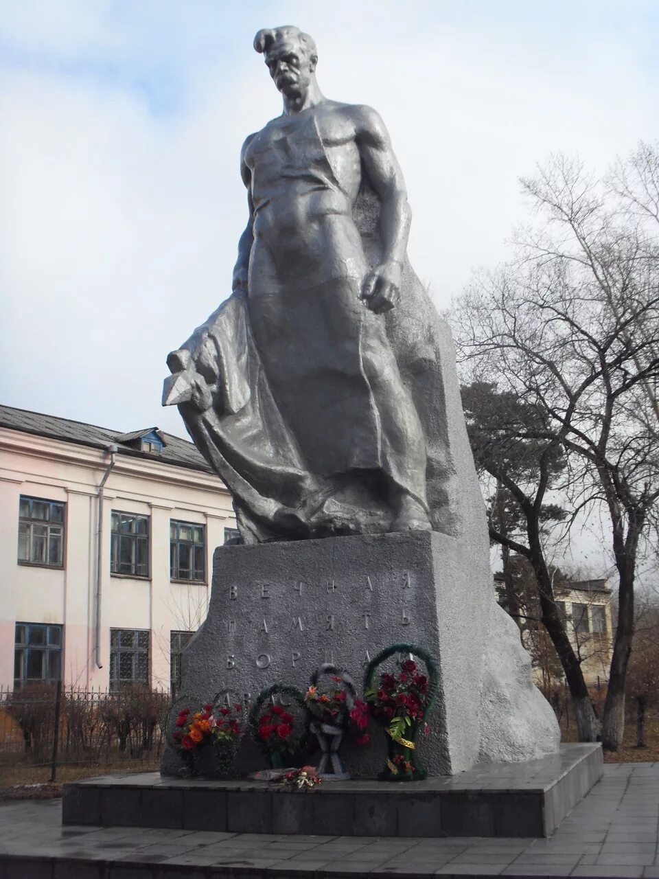 Г белогорск амурской. Памятники города Белогорска Амурской области. Статуя Белогорск Амурская область. Белогорск Амурская область памятник 312 борцам в городе. Достопримечательности города Белогорска Амурской области.