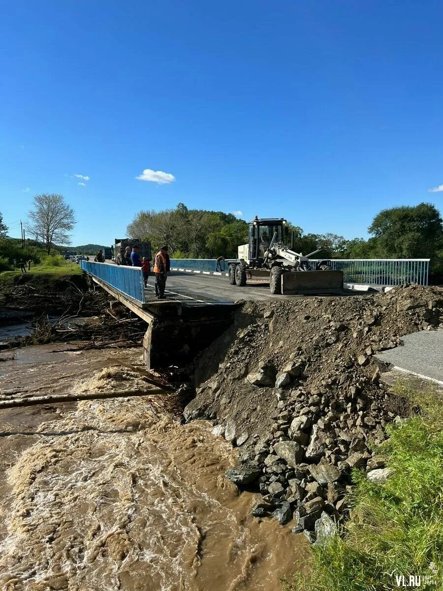 Тайфун Приморский край. Мост в Раздольном Приморский край. Тайфун Приморский край 2022. Пешеходный мост. Размыло мост