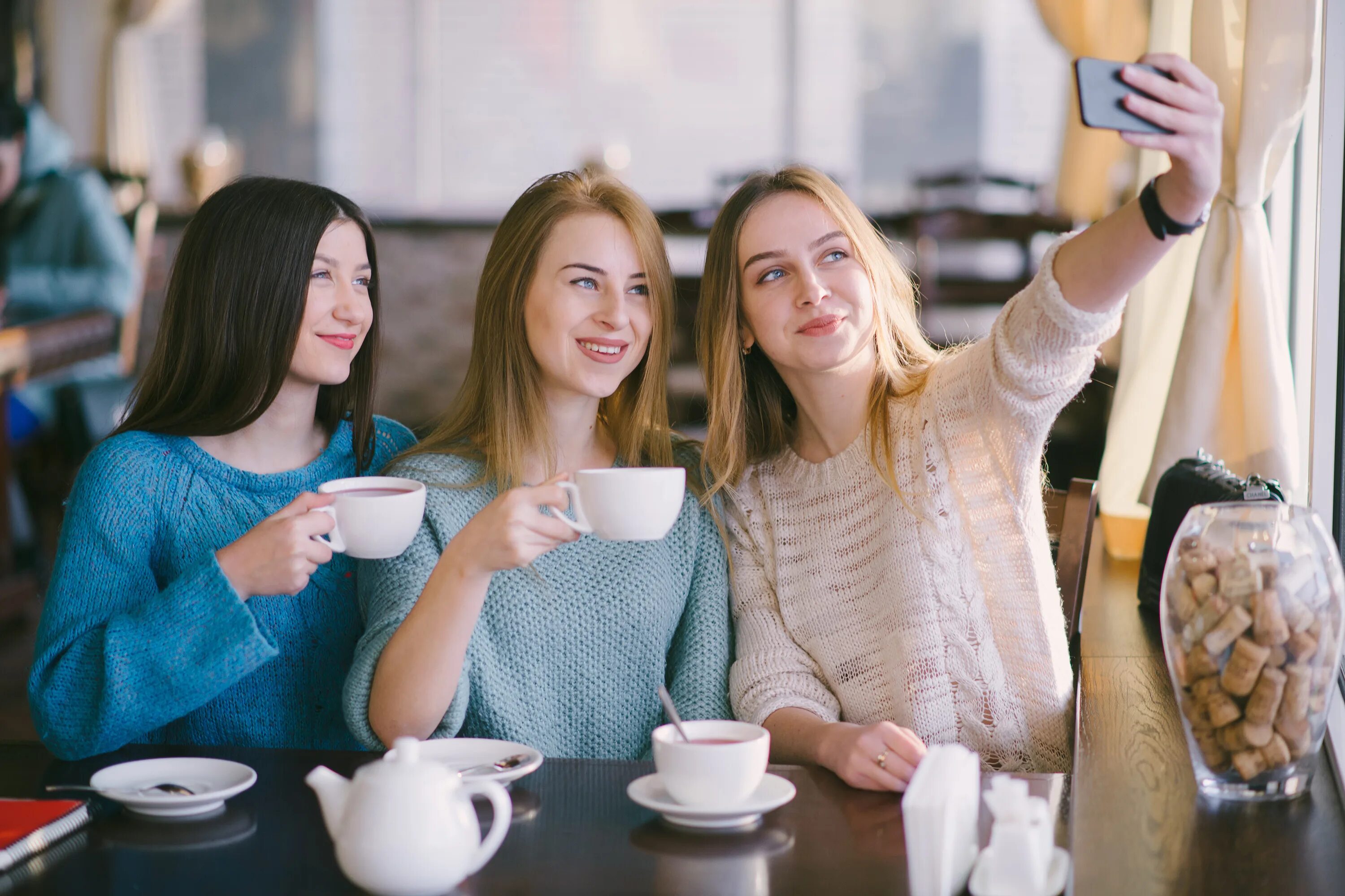 Подруги в кафе. Фотосессия с подругами в кафе. Подружки в ресторане. Встреча подруг в кафе. Friends talk com