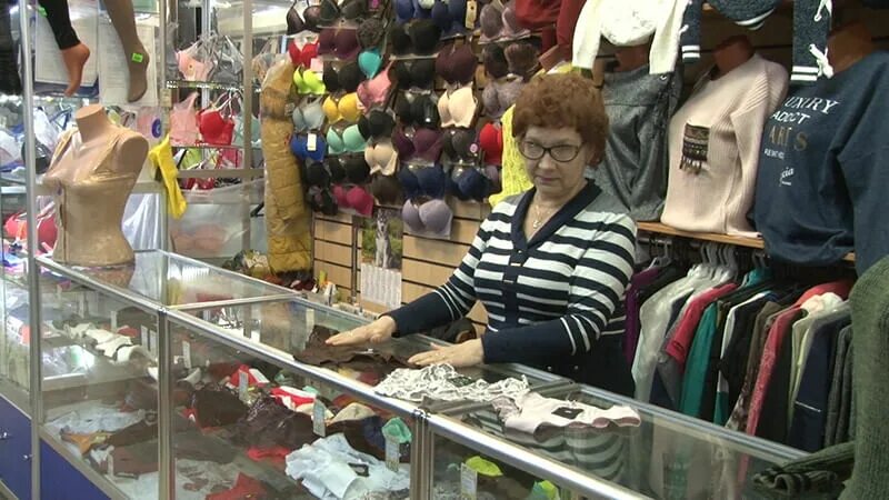 Продавец октябрьский. Октябрьский рынок томск. октябрьский рынок уфа магазины. октябрьский рынок томск одежда. октябрьский рынок вещи.