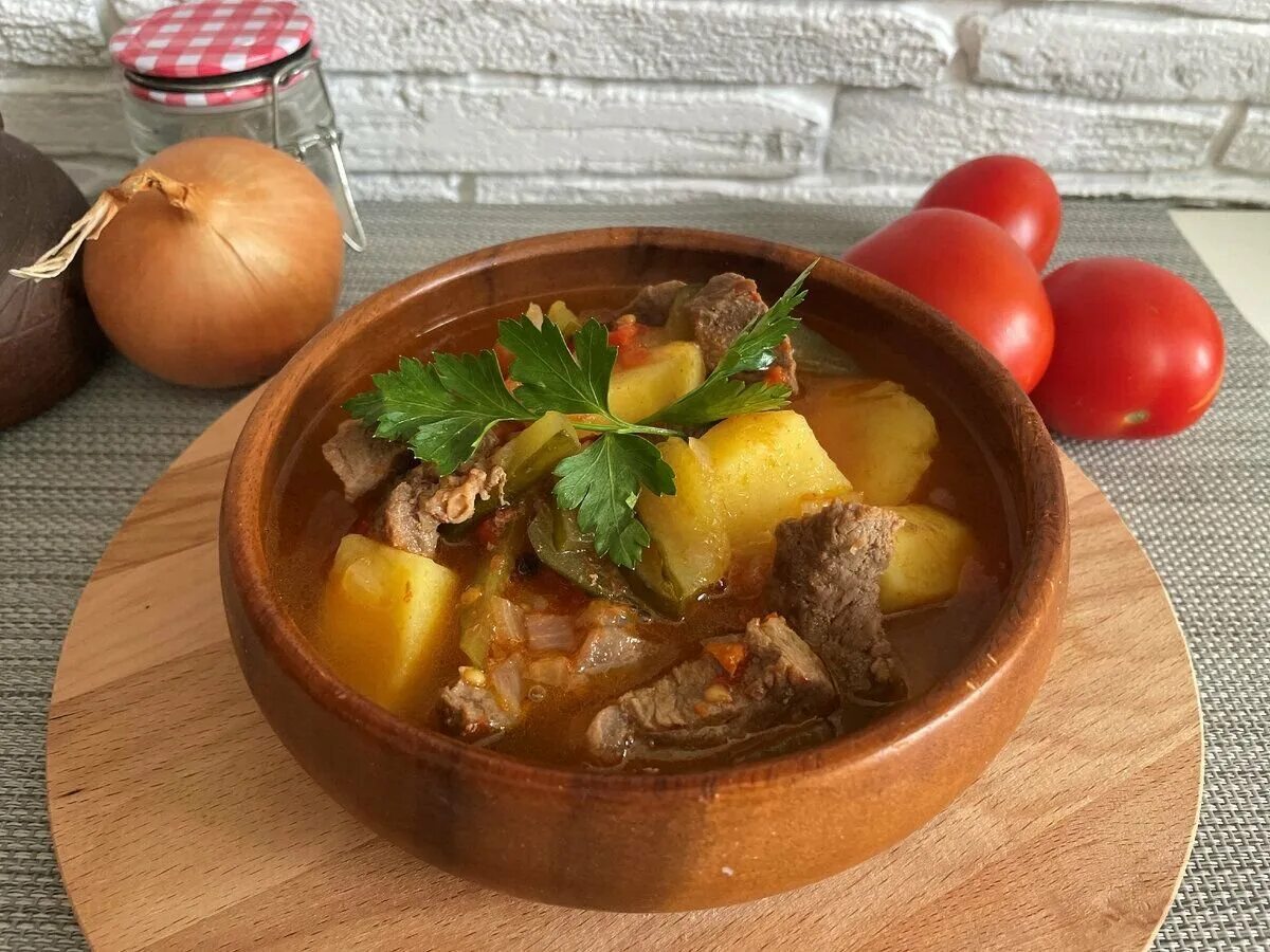 Татарское блюдо в горшочке. Азу в горшочках в духовке. Азу в горшочках. Азу в горшочках. Жаркое в горшочках азу.