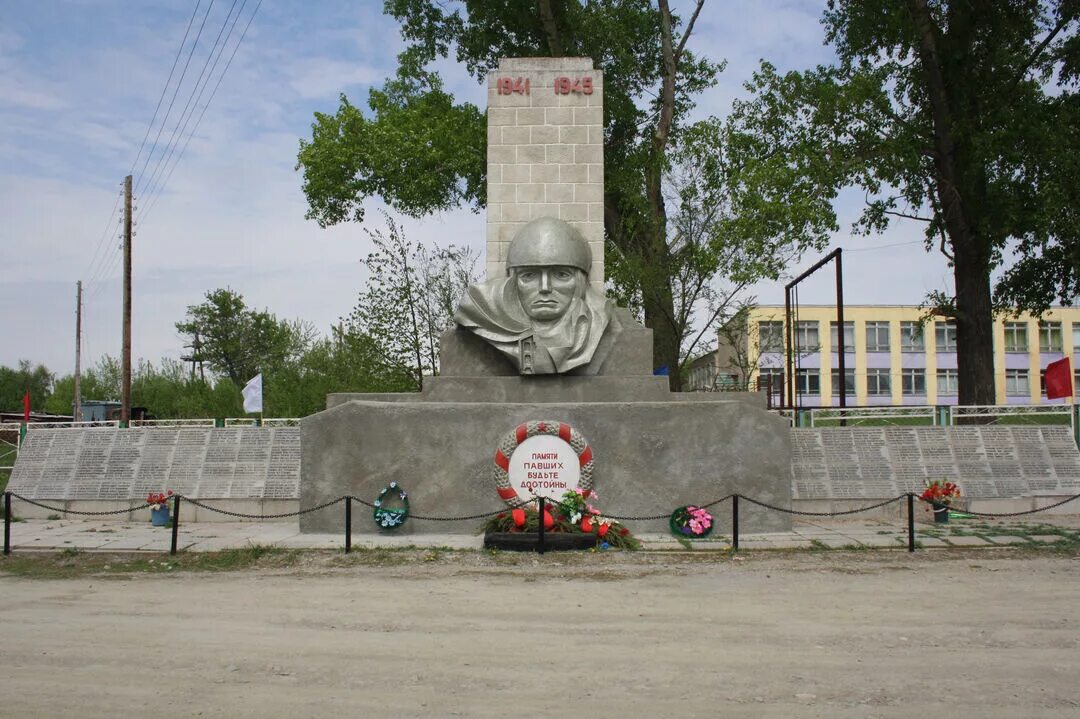 Погода в березовке алтайский край красногорский. Памятники в Стрежевом погибшим воинам в войне 1941-1945. Памятники воинам 41-45гг. Памятник войнам 1941 года в Бодайбо. Березовка 2 Саратовская область памятник погибшим.