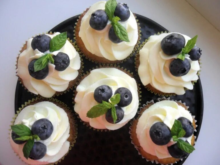 Декор капкейков с голубикой. Трайфлы с голубикой. Маффины украшенные голубикой. Украшение капкейков голубикой. Капкейки с голубикой.