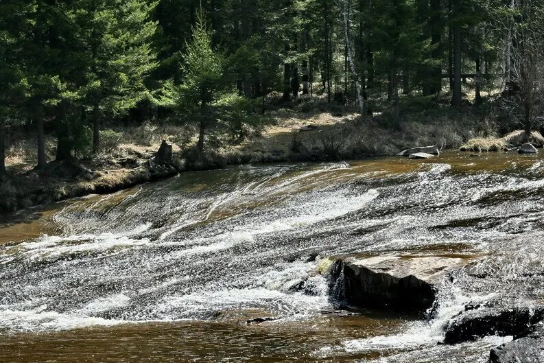 Веб камню. Скользкий камень Олха. Огоньки Иркутск скользкий камень. Река Олха. Олха Иркутск.