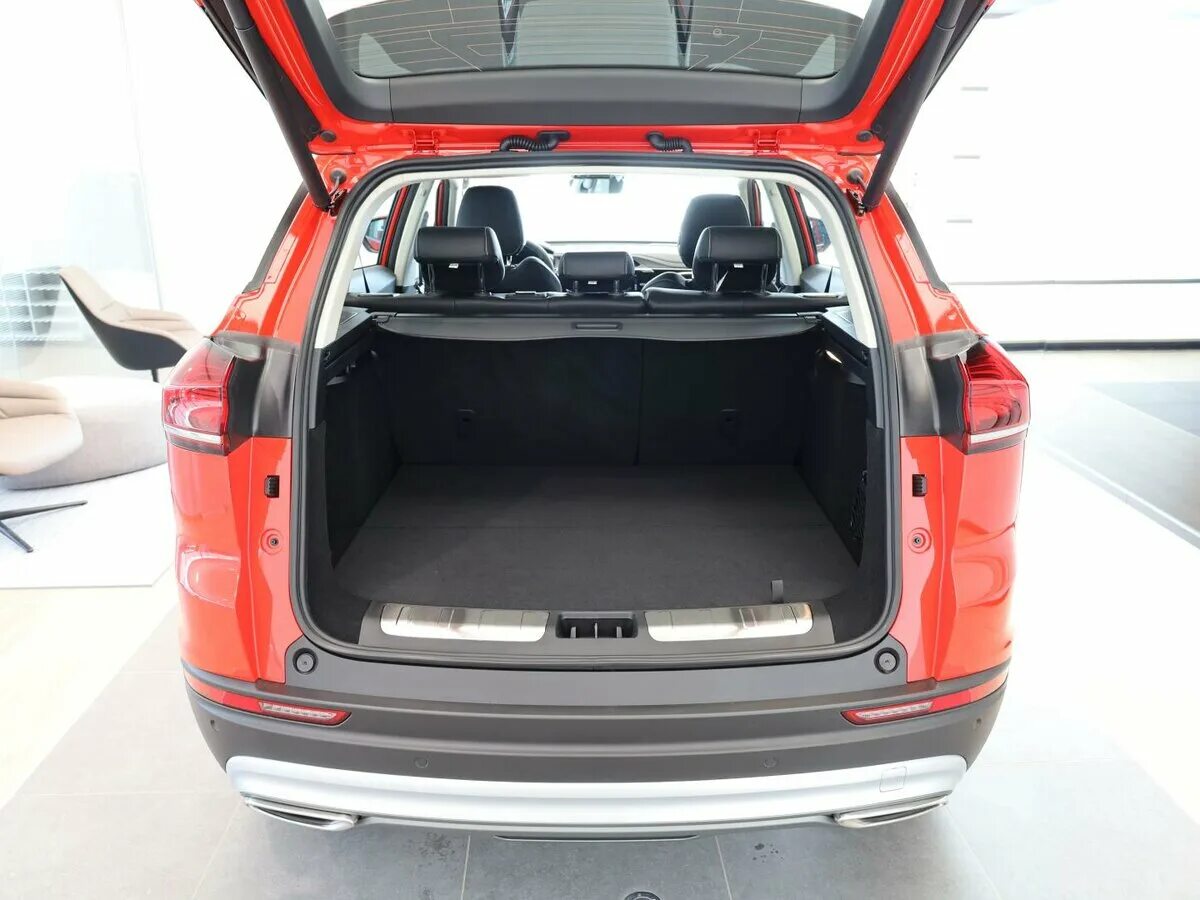 Geely Atlas Pro - городской гибридный кроссовер, тест-драйв