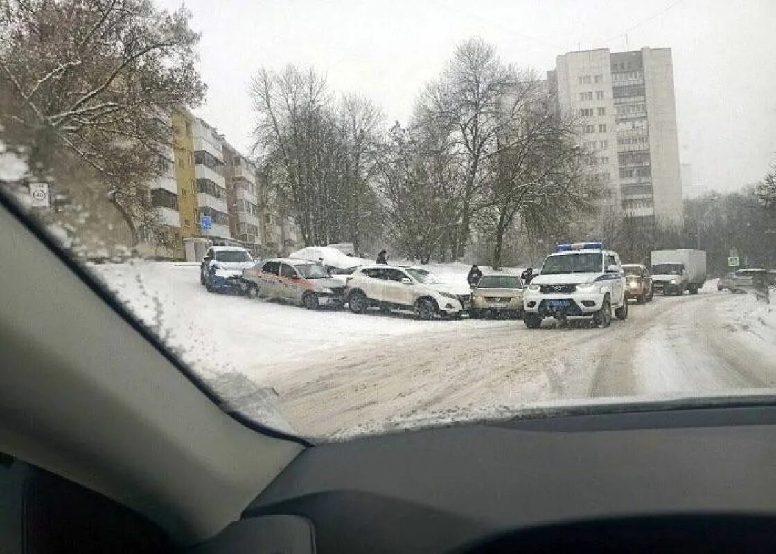 Машины столкнулись в Белгороде. Ситуация в Белгороде. Взрывы дороги Белгород.