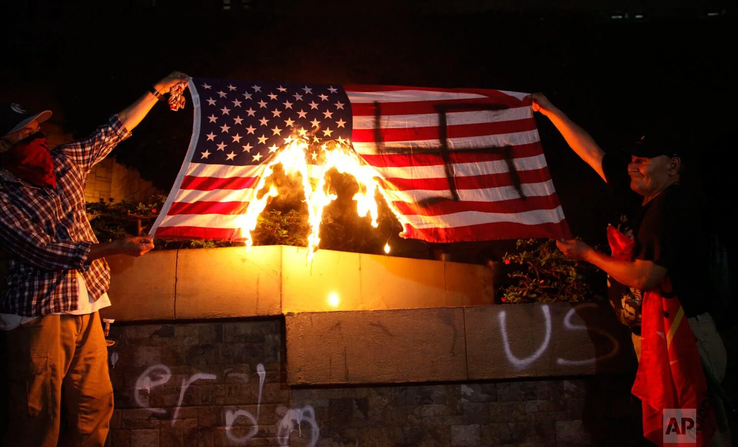 Американский флаг blm. Панк флаг. Бернинг флаг. Бернинг флаг. Бернинг флаг группа.