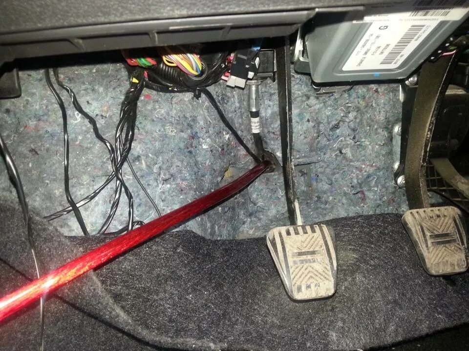 Прокладка проводки под саб на ваз 2112. Octavia a5 протяжка проводов для усилителя. Протянуть сабвуфер. Провода на усилитель ваз 2123. Ваз 2107 тянем провода для сабвуфера.