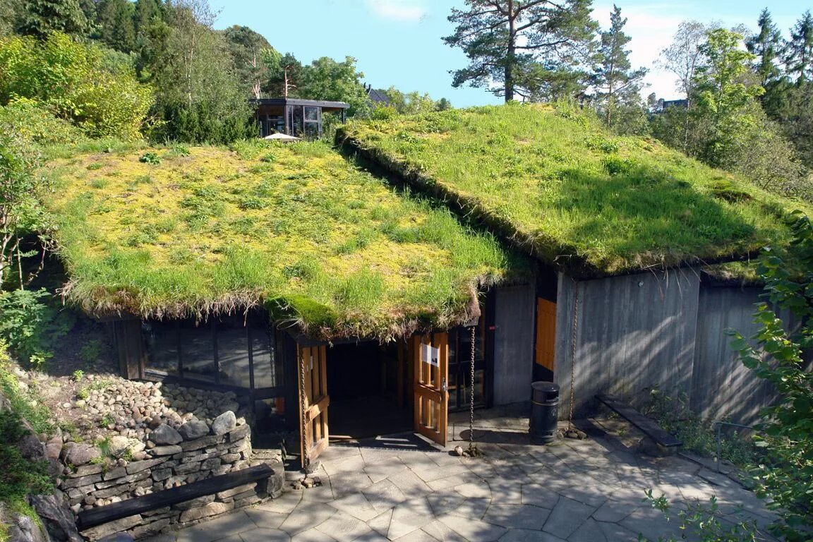 Земляная крыша. Технология Земляной кровли в Норвегии. Домик с Земляной крышей. Крыша из травы. Домик с травяной крышей.