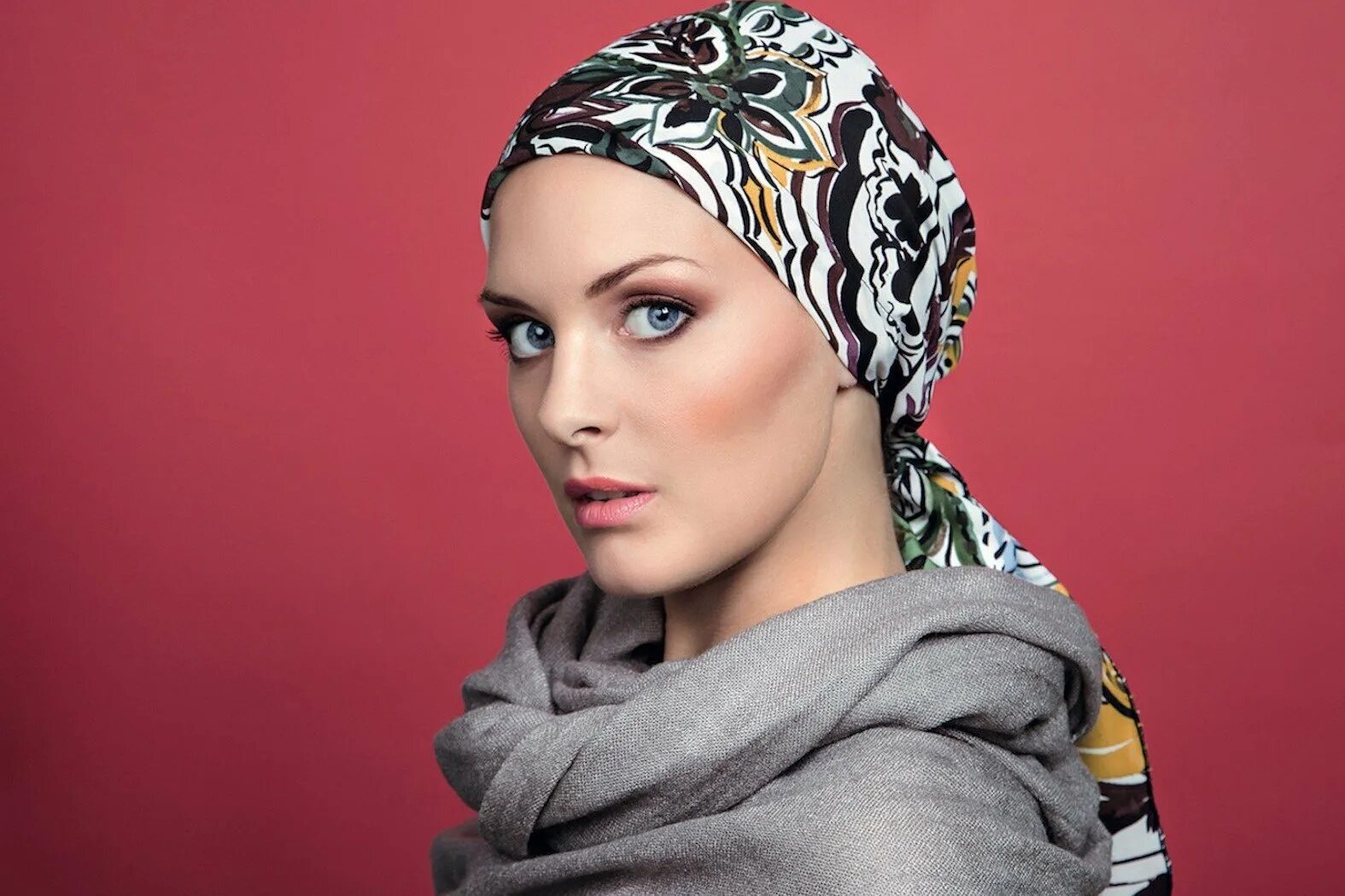 Платок на голову. Кашемировый платок на голову. Платки на голову для женщин. Платок шарф на голову.