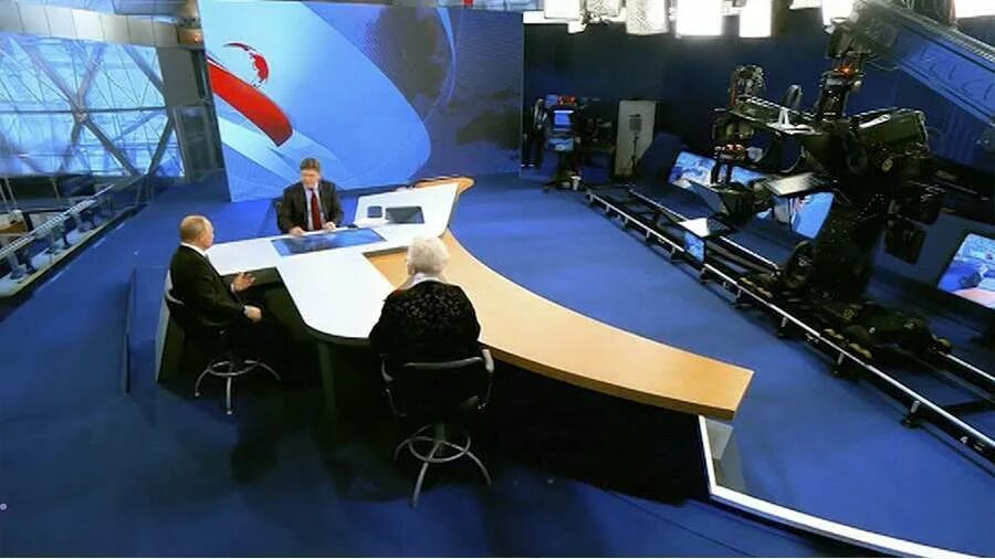 Стол ведущего новостей. Студия программы время. Студия программы время. Студия программы время. Студия новостей первого канала.