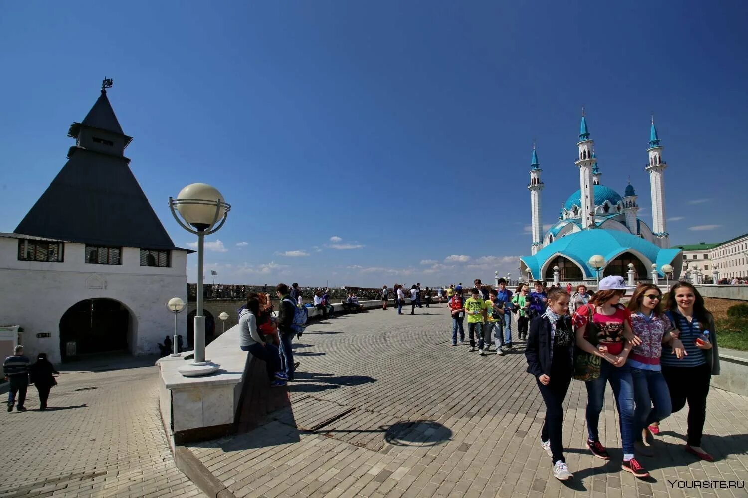 Какой сегодня в казани. Казанский Кремль Казань экскурсия. Экскурсанты Казань Кремль. Обзорная экскурсия Кремль Казань. Смотровая площадка Казань Кремль.