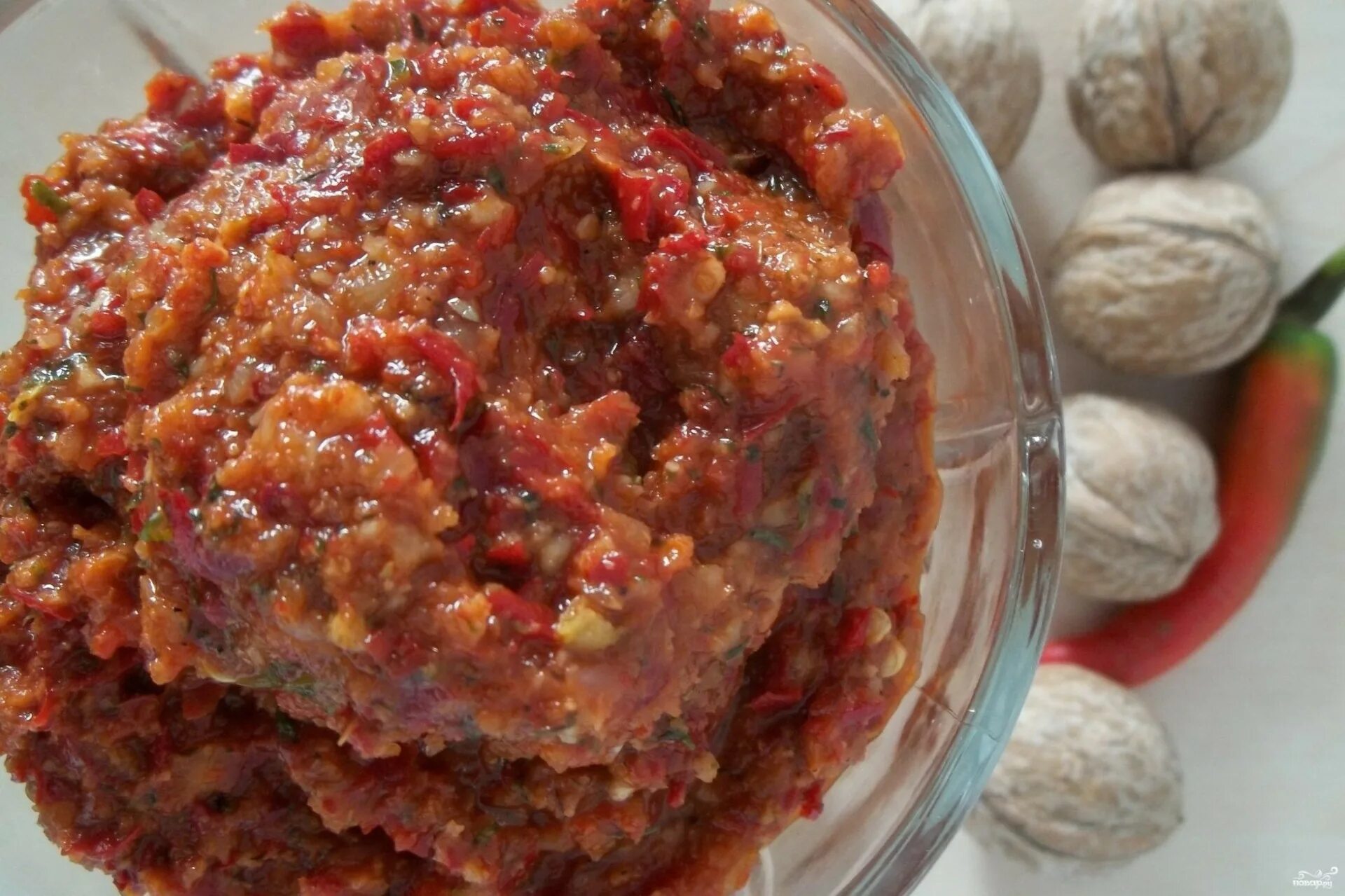 Аджика из перца с орехами. Грузинская аджика с грецким орехом. абхазская аджика с грецкими орехами. сухая аджика грецким орехом. приправа с грецкими орехами.