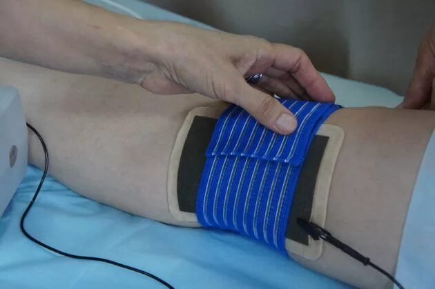 Физиотерапия магнит на коленный сустав. Лечение артроза электрофорезом. Физиолечение гальванизация электрофорез. Физиолечение при артрозе коленного сустава. Увт терапия коленного сустава.