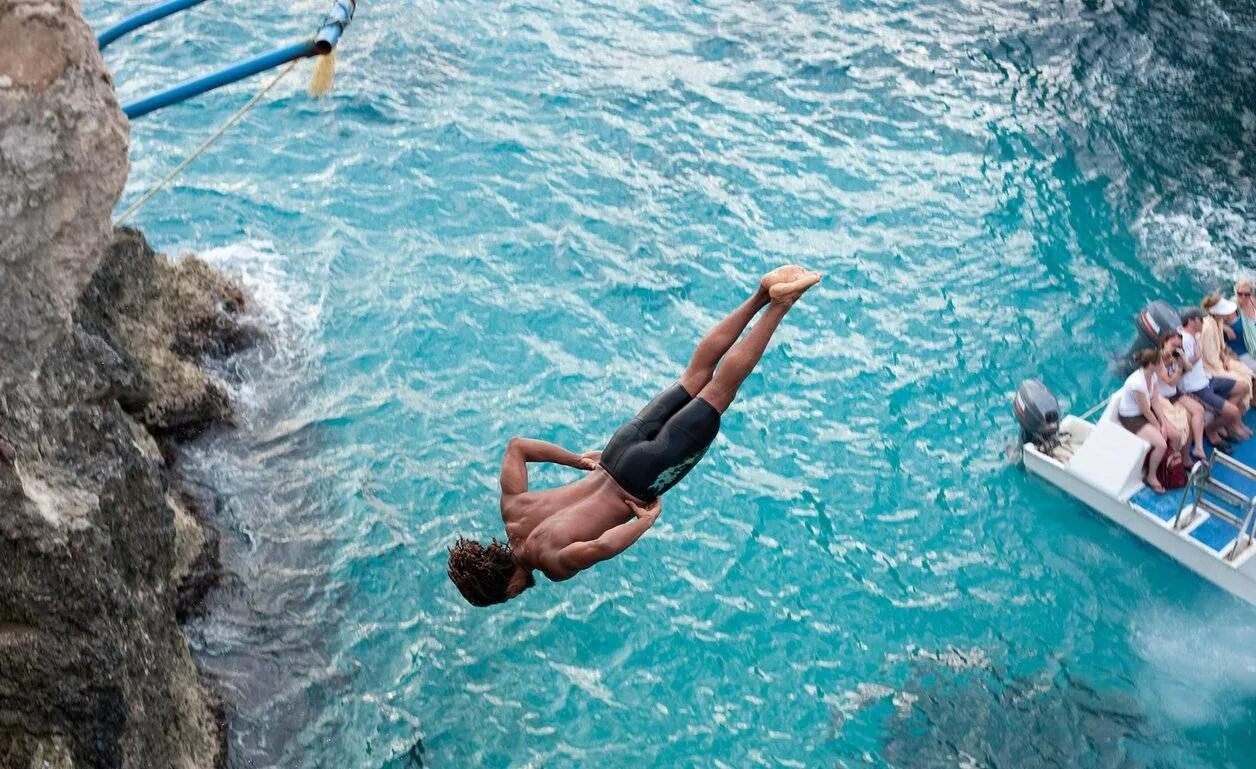 Прыжки в воду с большой высоты. Хай-дайвинг. Клифф дайвинг. High Dive пляж.