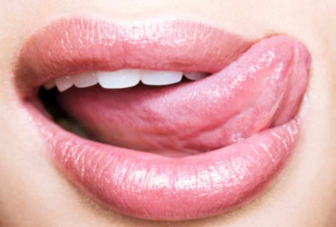 Close lips. Женские губы. Облизывает губы. Здоровые губы. Язык облизывающий губы.