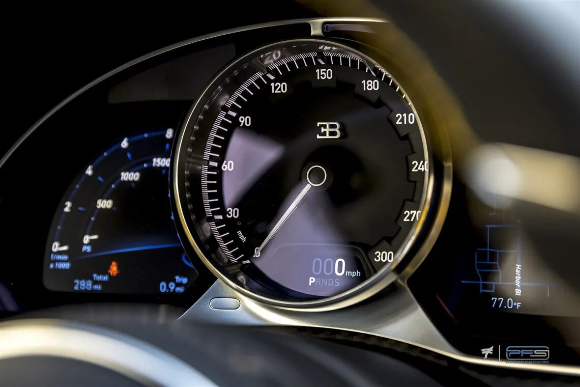 Шерон максимальная скорость. Bugatti chiron спидометр. приборная панель бугатти шерон. bugatti chiron приборная панель. бугатти вейрон speedometer.