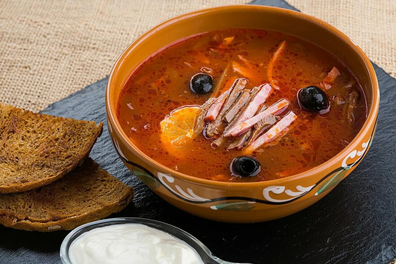 Соляночка сборная мясная. Сборная наваристая солянка. Рецептура приготовления супа солянки. Что ложат в мясную солянку. Что ложат в мясную солянку.