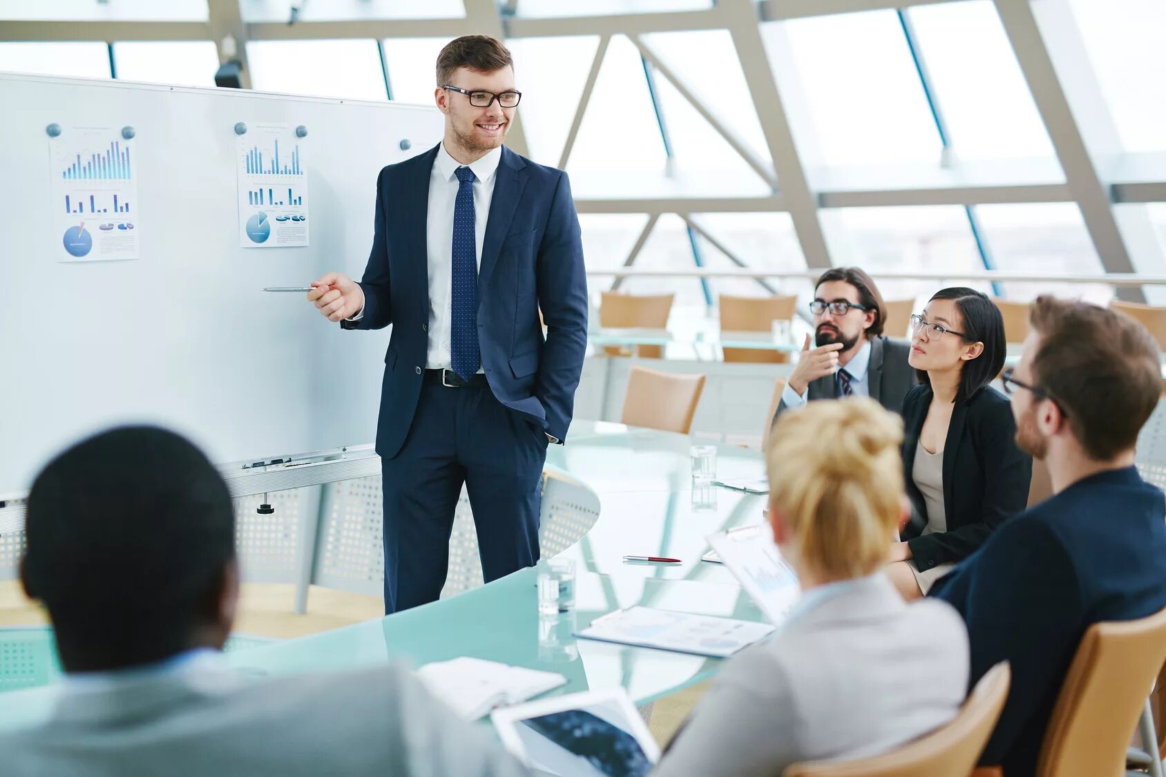 Человек презентует проект. Встреча новых людей. Деловая встреча. Человек который представляет компанию. Фотосессия коллег.