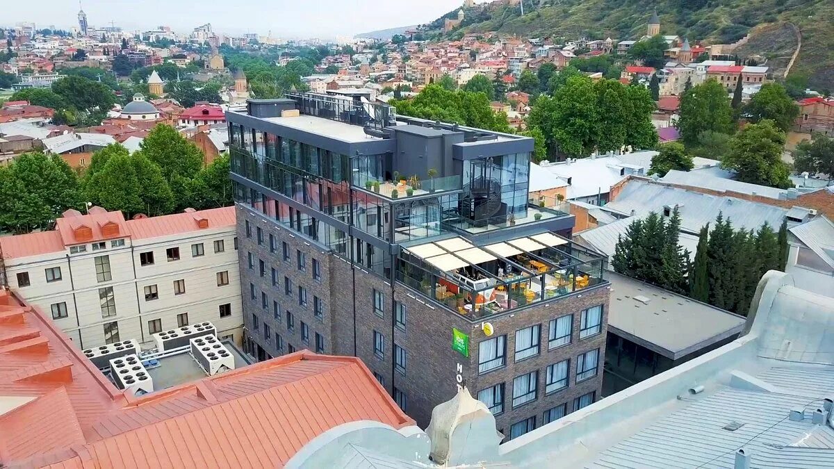 Centre tbilisi. Отель Ибис Тбилиси. Ibis Tbilisi Stadium. Ibis Styles Tbilisi Center Hotel Тбилиси. КММ Hotel Тбилиси.