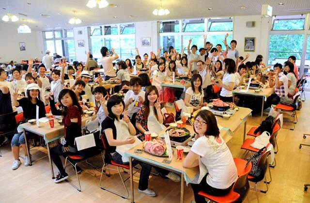 Мгпу японский язык. Столовые в японских школах. Школьные столовые в Японии. Столовая в японской школе. Школа в Китае столовая.