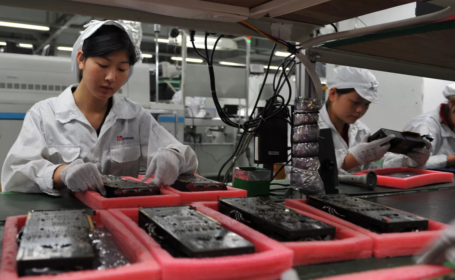 Китайский завод по производству. Фабрика Фоксконн Китай. Фабрика Foxconn в Китае. Foxconn завод Apple. Завод эпл в Тайване.