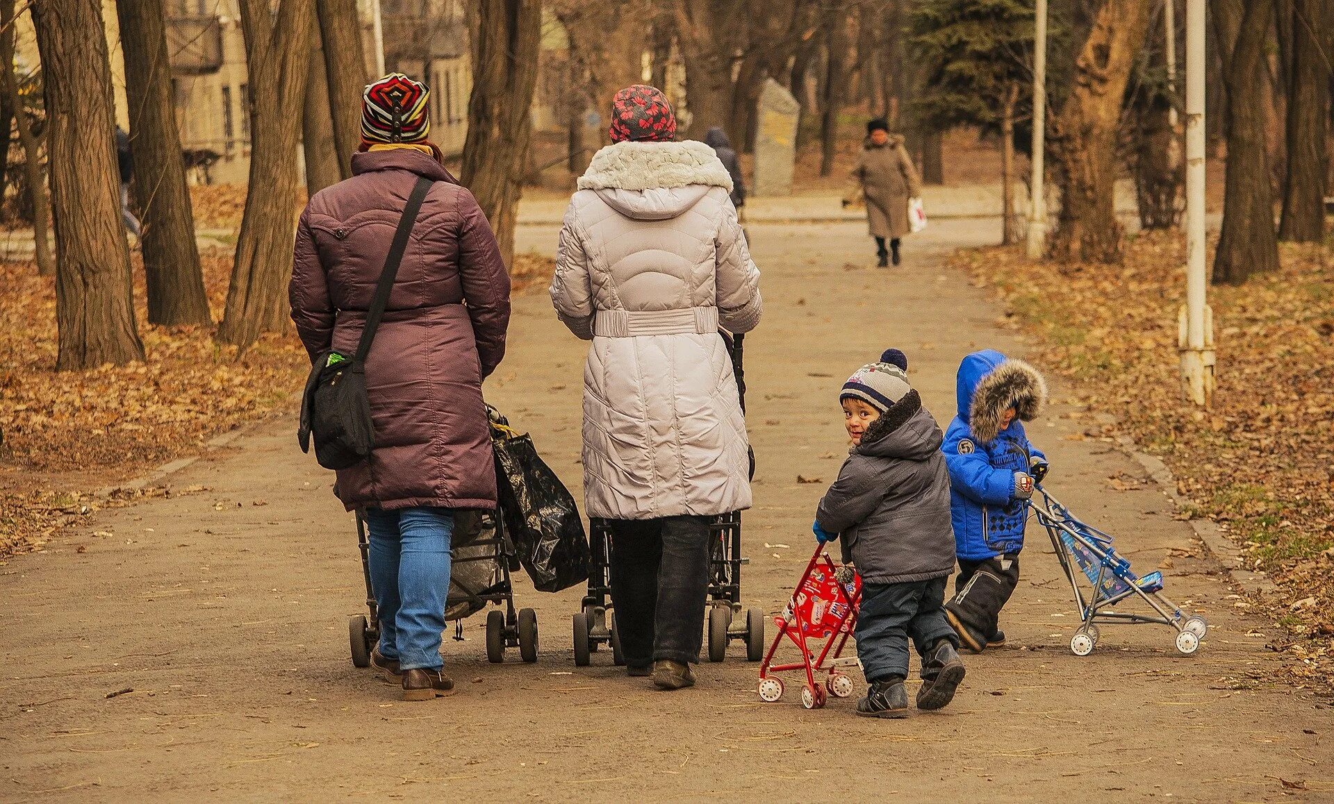 Место родителей через. Мама с ребенком на прогулке. Дети улицы. Семья с детьми на прогулке. Дети гуляют.