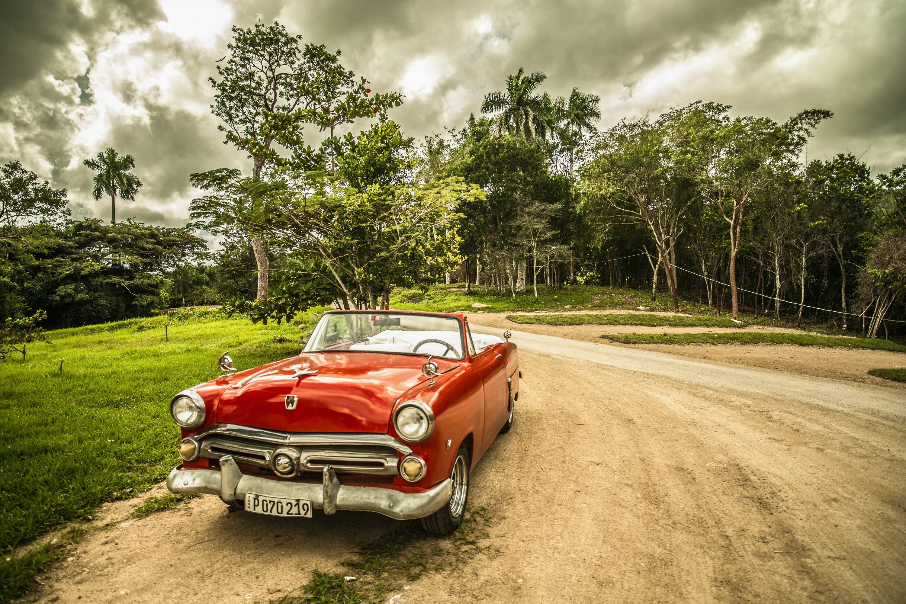 Дорогой старый автомобиль. Куба Гавана Варадеро машина. Ретро автомобиль. Красный ретро автомобиль. Ретро автомобили на фоне природы.