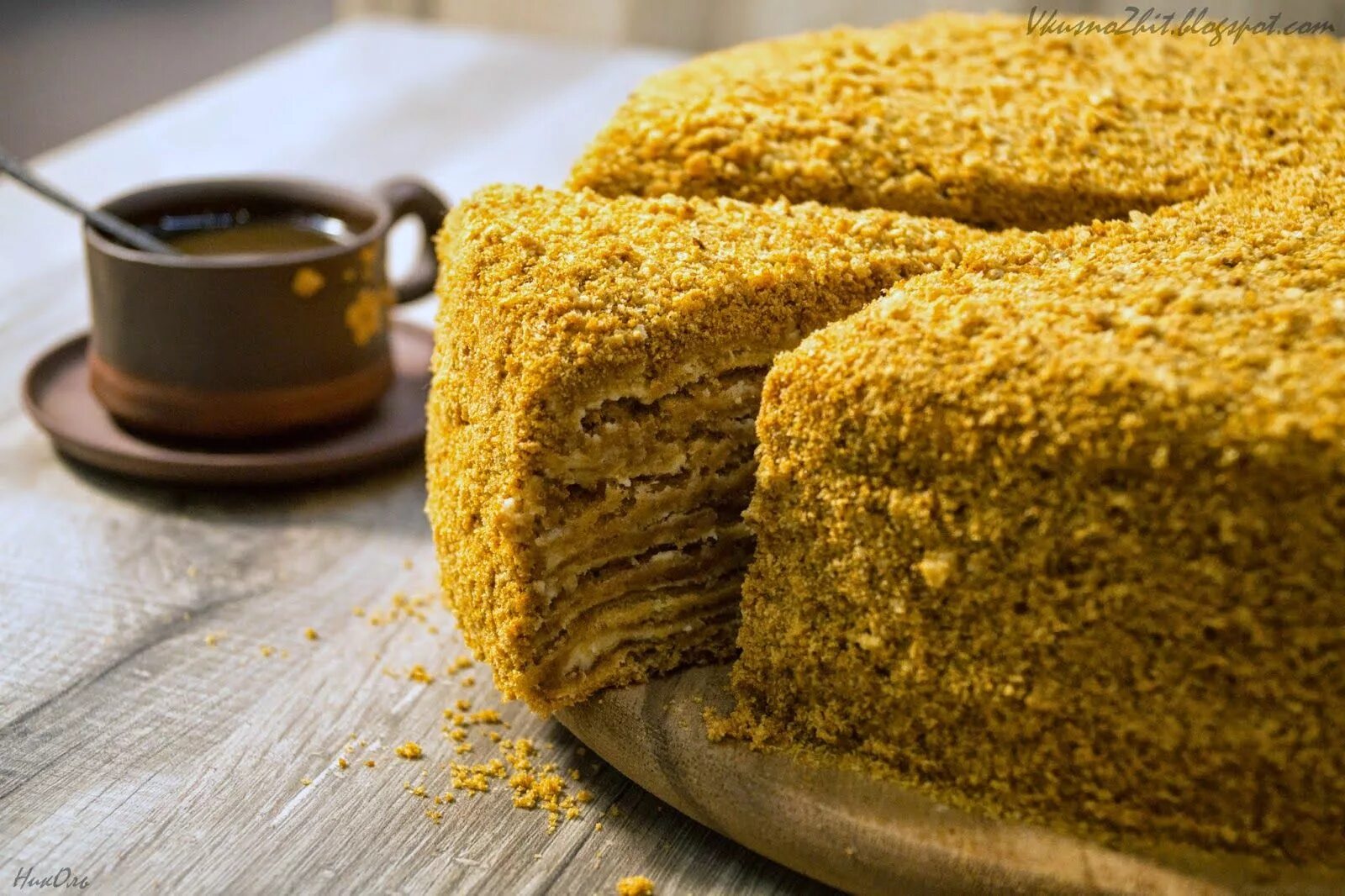 Вкусный медовый торт. Медовый торт ириска. торт медовик медовый пух. медовик пишириш. медовик венский.