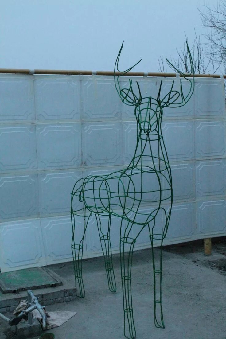 Как сделать уличного оленя своими руками. Новогодние фигуры. Светодиодные фигуры. Фигурка оленя из проволоки. Олень из проволоки.