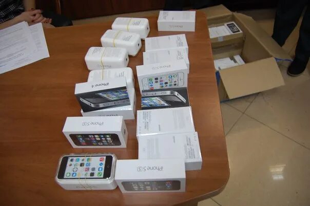 Магазин списанной техники apple за 0. Партия айфонов 5. Раздают айфоны. Списанные образцы техники айфоны. Скупка техники iphone фото.