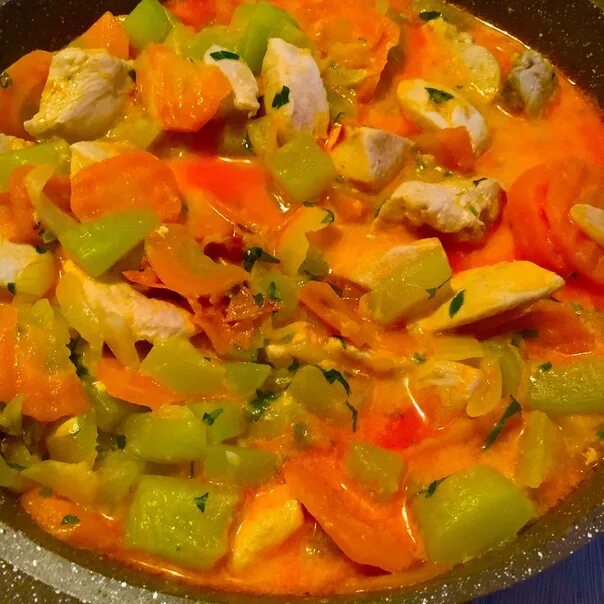 Рагу с овощами. Кабачки с овощами на сковороде. Овощное рагу с кабачками. Тушеные кабачки. Кабачки тушеные с помидорами и луком.