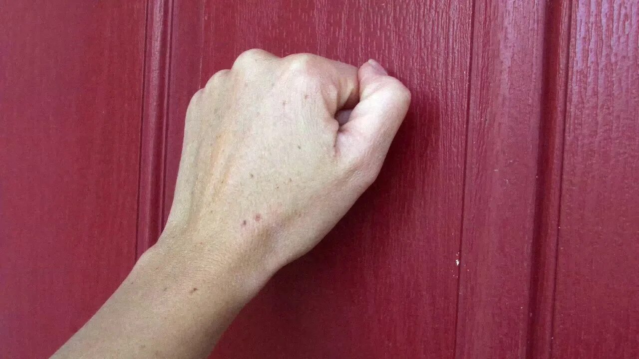 Стучать стучишь 4 класс. Постучать по дереву. стук. постучать по дереву картинки. стук материал.