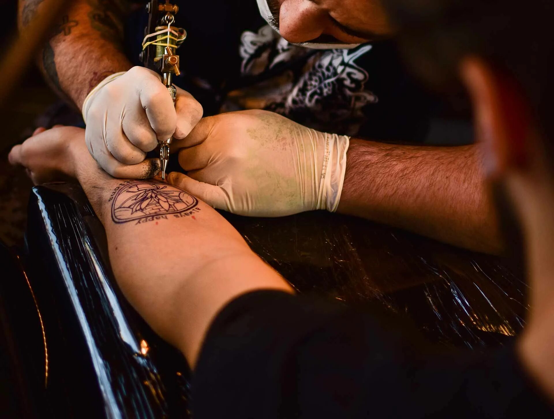 Делает тату. Сделать первую татуировку. Сделать первую татуировку. Первое тату. Сделать первую татуировку.