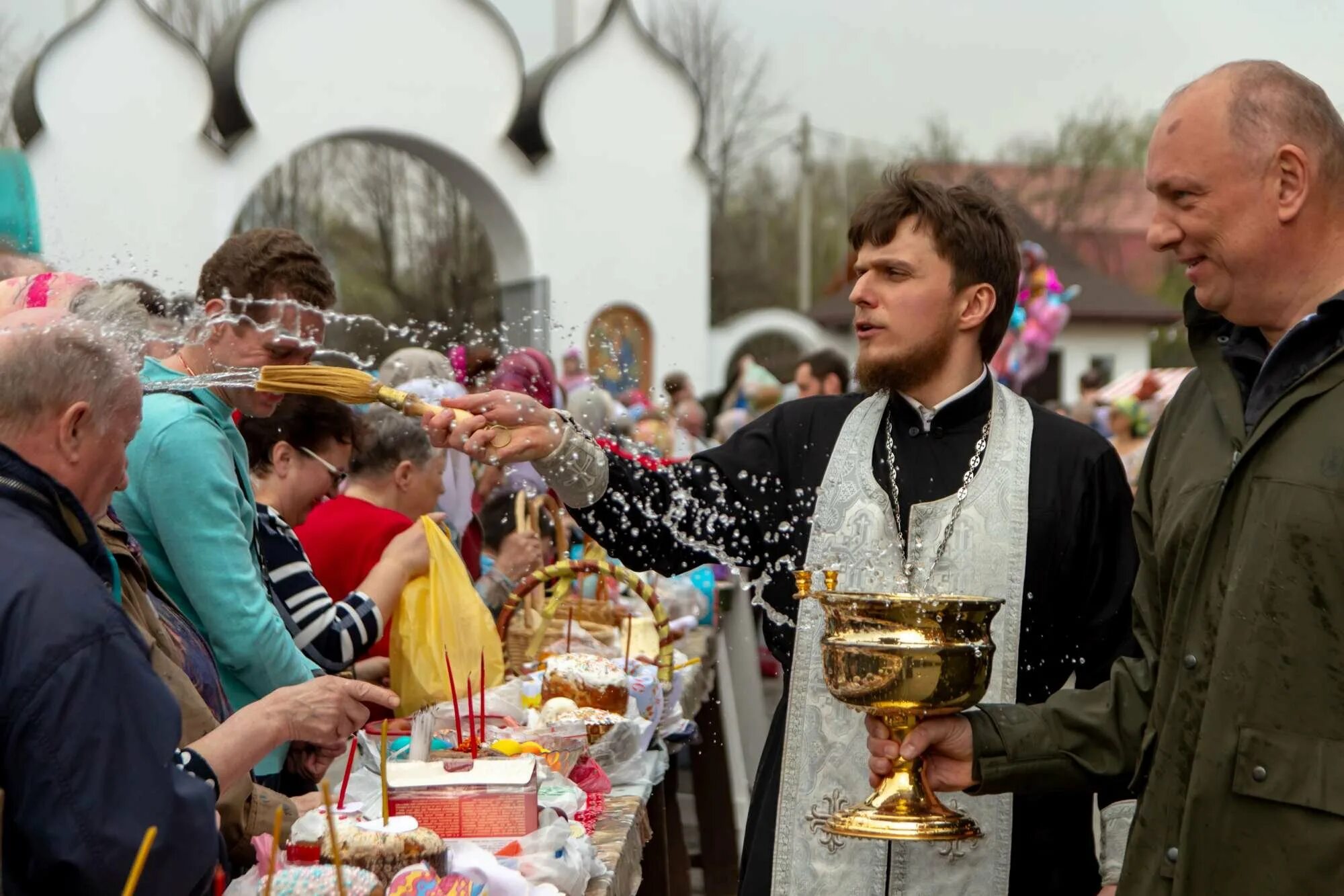 Во сколько святят пасху в субботу. Освящение куличей на пасху. батюшка освящает куличи. освящения куличей, яиц и творожной пасхи.. священник освящает куличи и яйца на пасху.