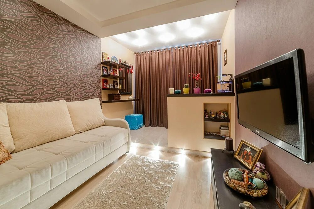 Интерьер гостиной в однокомнатной квартире. Большая комната. Интерьер квадратной гостиной-с 15м2. Гостиная интерьер. Гостиная в хрущевке.