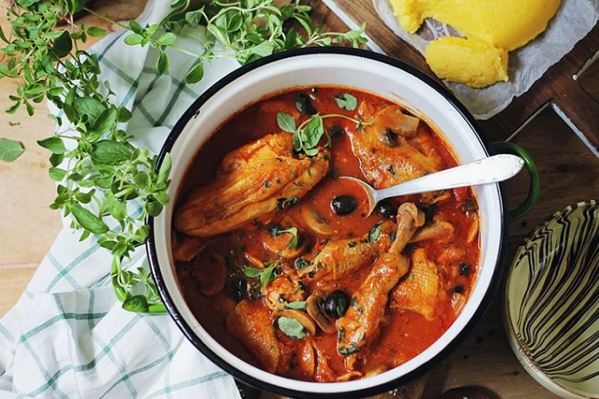 Птица тушеная. Курица в томатном соусе. Курица с эстрагоном. Цыпленок тушеный. Курица тушеная с овощами.