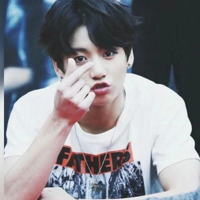 Jungkook heart. Чонгук милые фото. Jungkook flying kiss gif. Чонгук саранхэ. Чон чонгук.