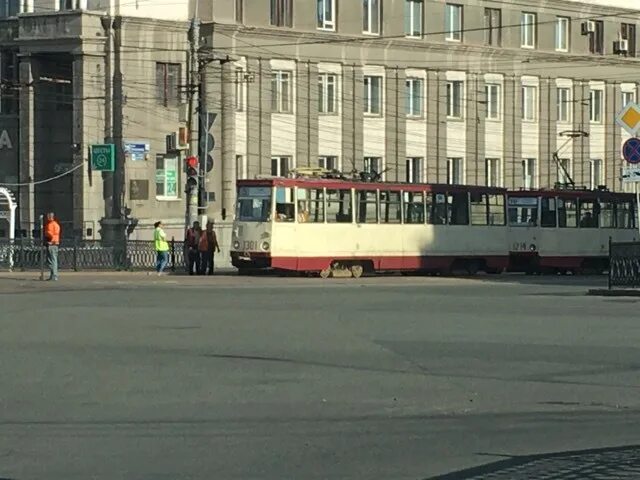 Закрытие движения трамваев. Трамвай Челябинск площадь революции. Трамвай 13 Челябинск Копейск. Челябинск трамвай Свердловский проспект. Вокзал Челябинск трамвай.