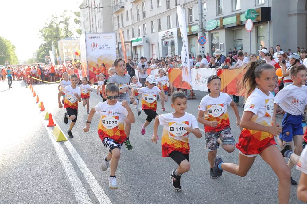 Забег дай пять нижний тагил 2019. Массовый забег в новокузнецке. Забег дай пять нижний тагил 2022. Дай 5 2021. Забег евраз 2018.