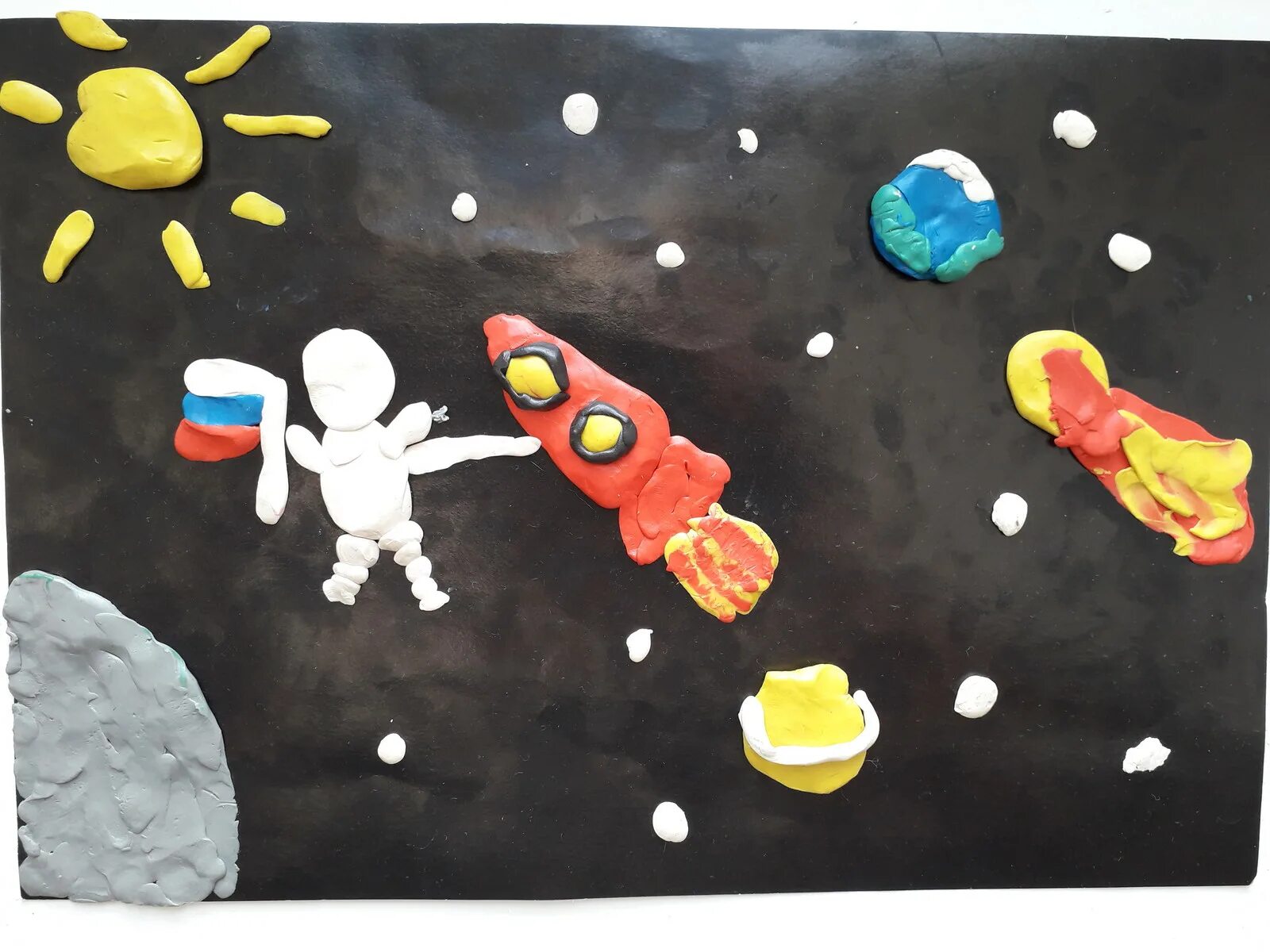 Поделка космос в школу 1 класс. Космос из пластилина. Поделка из пластилина космос. Поделки про космос для детей. ПЛАСТИЛИНОВЫЙ космос поделка.