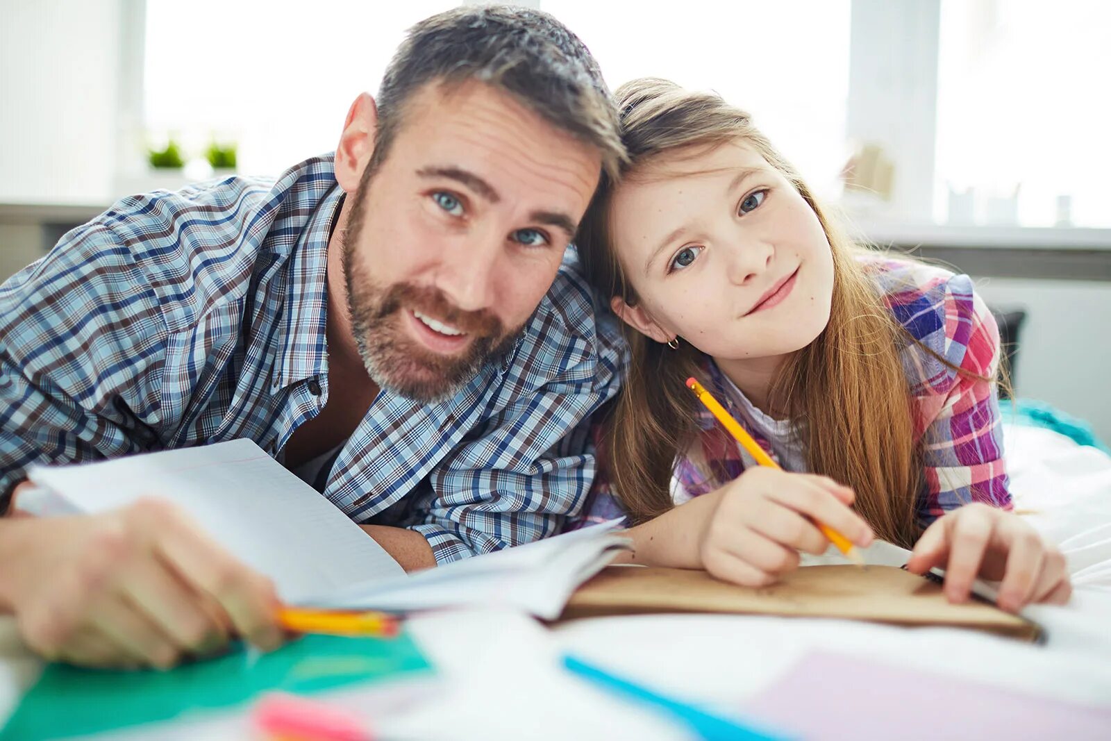 Daddy working. Папа и дочка подросток. Папа с девочкой подростком. Папа с дочкой несовершеннолетней. Папа с дочкой беседуют.