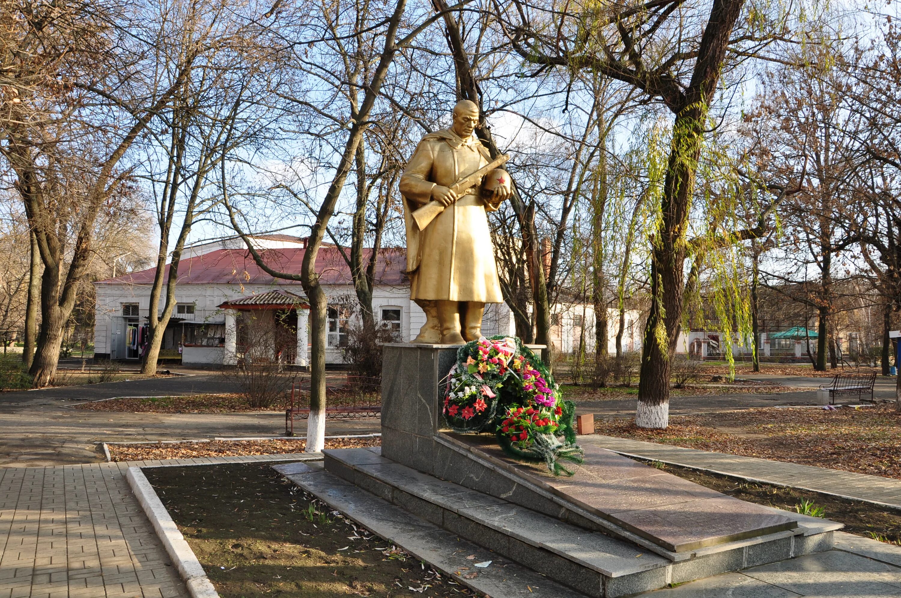 Токмак запорожская область. Город Токмак Украина. Город Токмак Кыргызстан. Токмак Братская могила. Памятники в городе Токмак Кыргызстан.